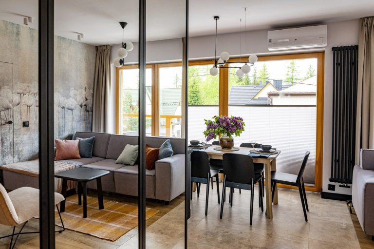 Oświetlenie w projektowaniu wnętrz – jak wykreować nastrój za pomocą światła?